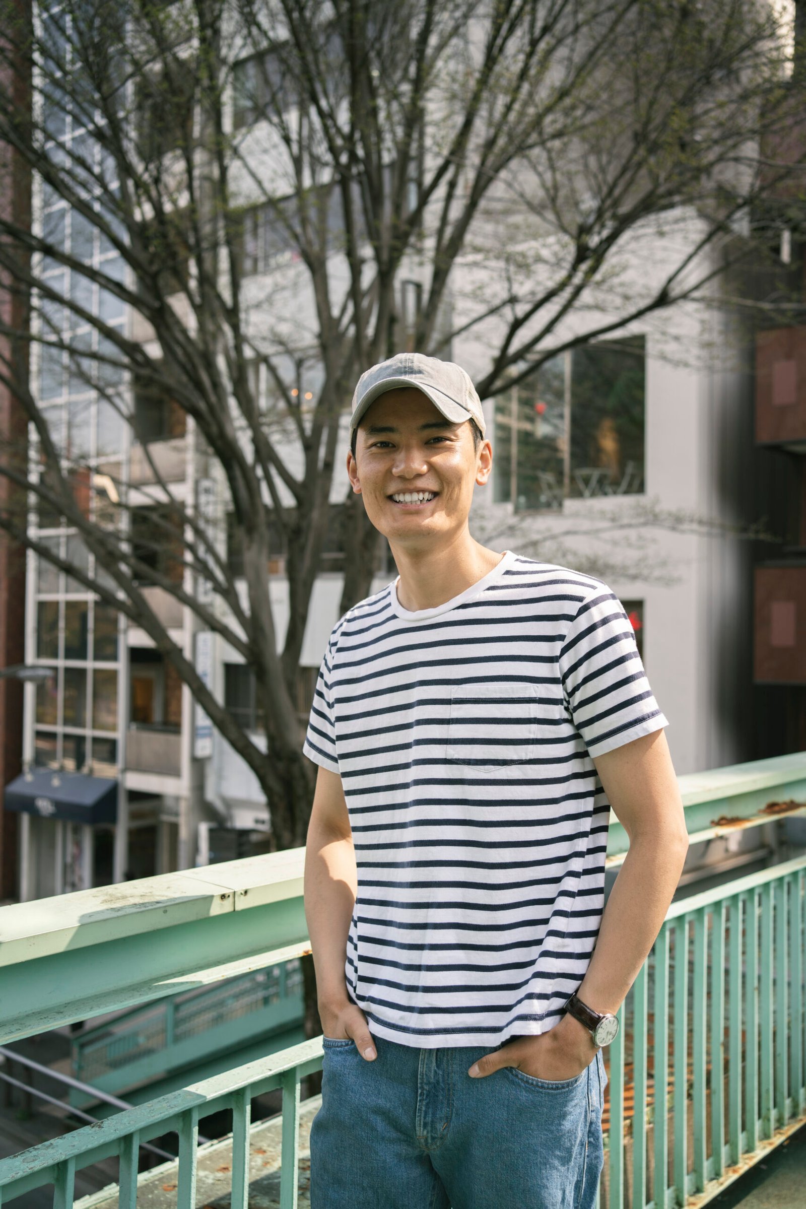 medium-shot-smiley-man-wearing-trucker-hat
